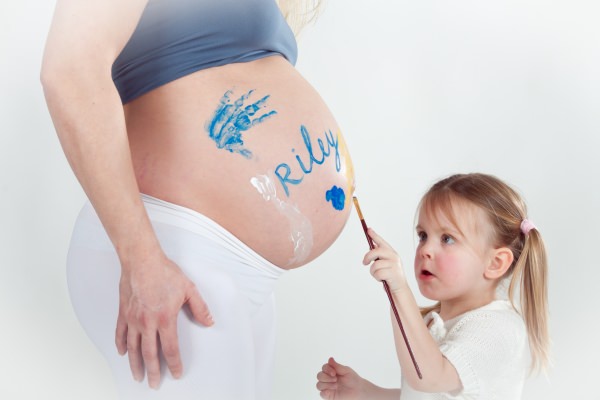 foto-zwangere-moeder-met-een-bellypaint-door-dochter